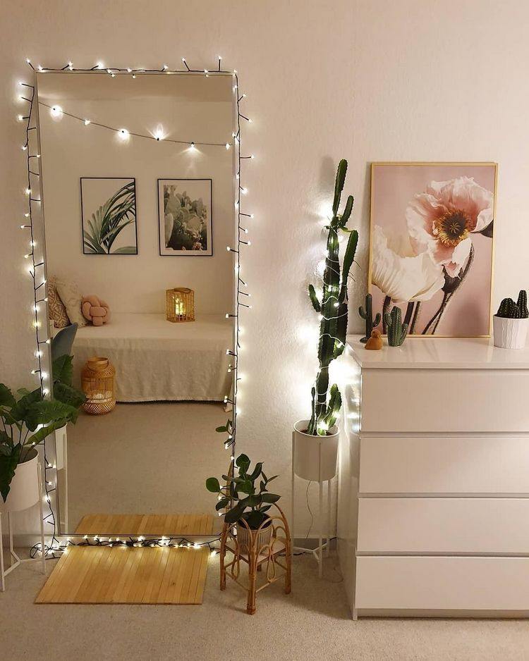 Schlafzimmer aufpeppen mit wenig Geld Spiegel mit Lichtern dekorieren