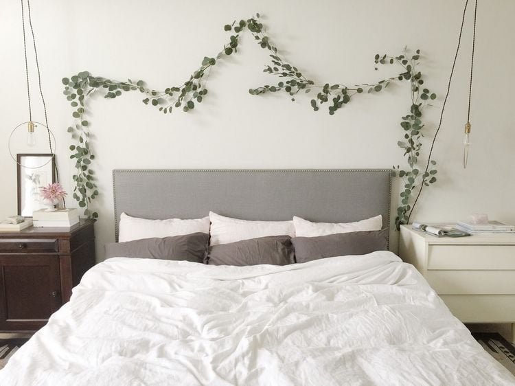 Schlafzimmerwand dekorieren mit Girlande aus frischem Grün