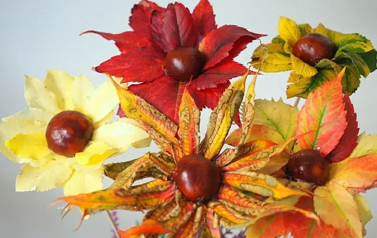 Schönes aus Herbstlaub basteln - Blumenstrauß aus Kastanien und verschiedenen Blättern