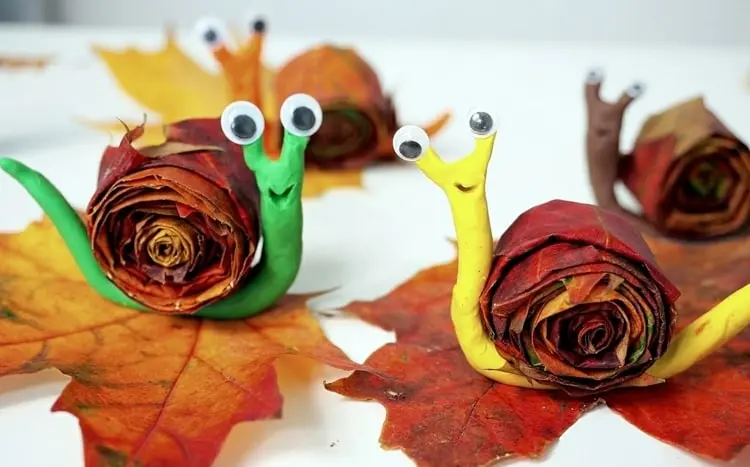 Schönes aus Herbstlaub basteln mit Kindern - Blätter einrollen für Schnecken mit Schneckenhäusern