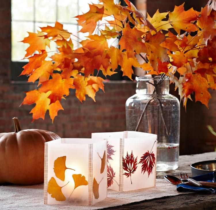 Schöne Herbstdeko für drinnen Tisch mit Laternen dekorieren