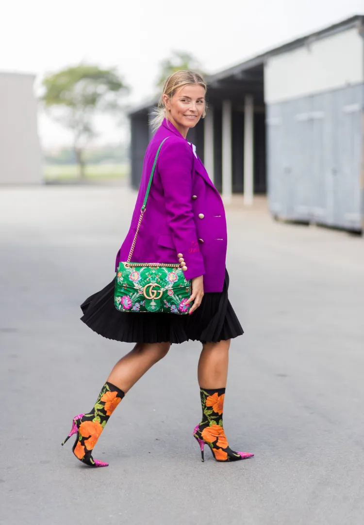 Stiefel und Plisseerock kombinieren Herbst Oversize Blazer Outfit Ideen