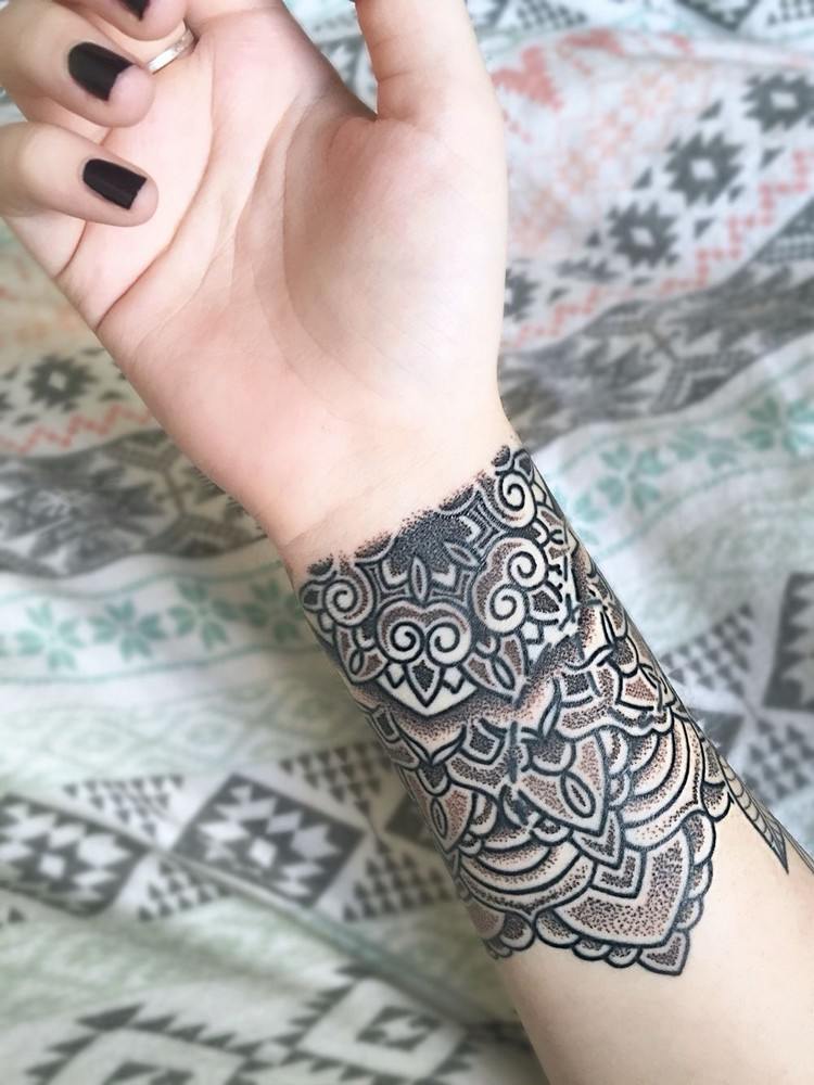 Tattoo Armband Frau Mandala Handgelenk Tattoodesign Ideen
