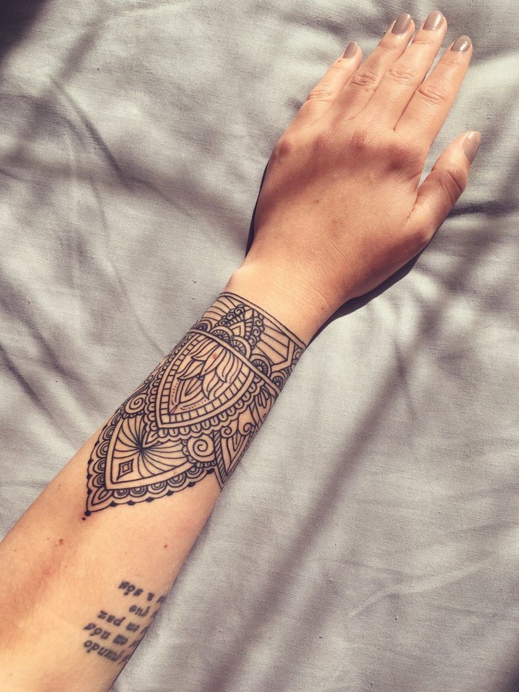 Tattoo Mandala Armband Bilder kleine Arm Tattoos für Frauen