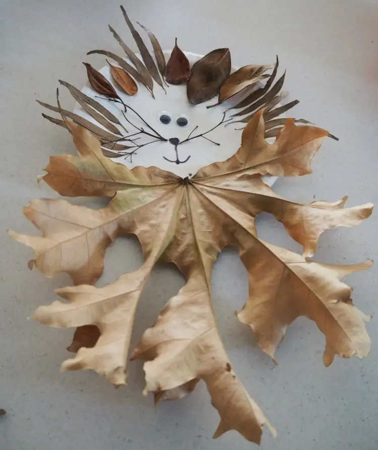 Tiere basteln mit Naturmaterialien - Pappteller mit Herbstlaub bekleben für einen Löwen