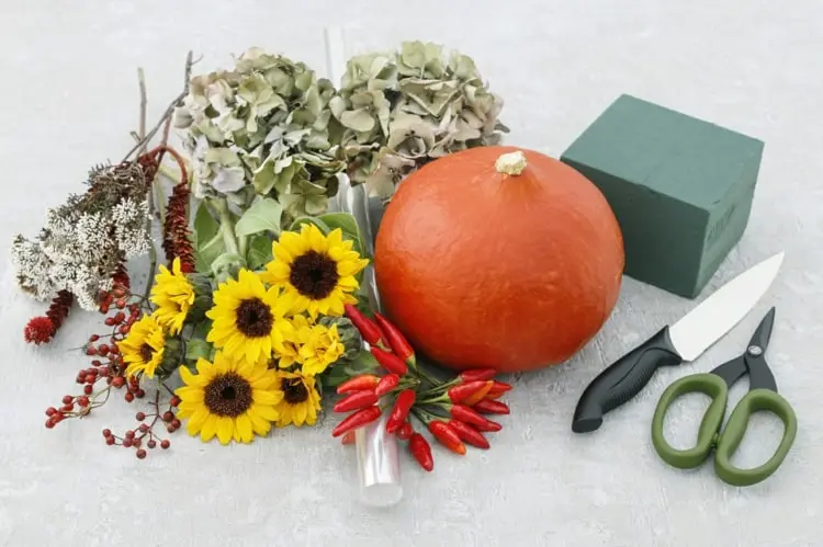 Trockengestecke für den Tisch als einfache Bastelidee im Herbst - Trocken- und künstliche Blumen kombinieren