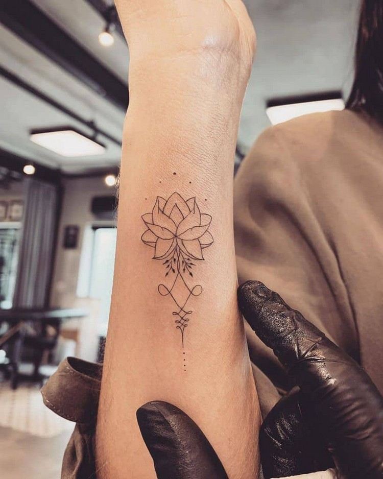 Unalome Tattoodesign Bedeutung Tattoo Handgelenk Frau Mandala