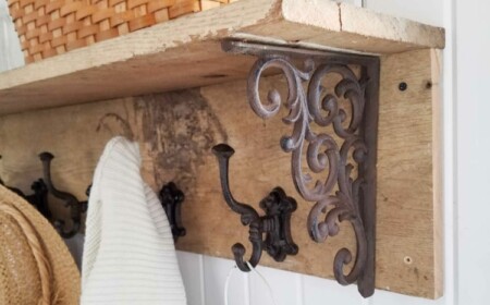 Vintage Garderobenhaken mit Shabby Regalwinkel aus Schmiedeeisen