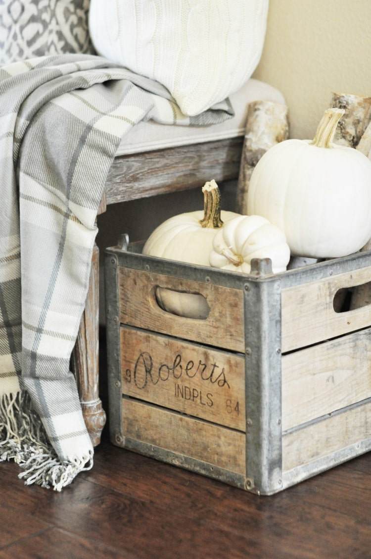 Vintage Herbstdeko in einer rustikalen Kiste aus Holz und Metall mit weißen Kürbissen