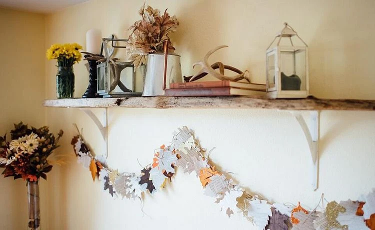 Wanddeko im Herbst mit DIY Girlande aus Buchpapier