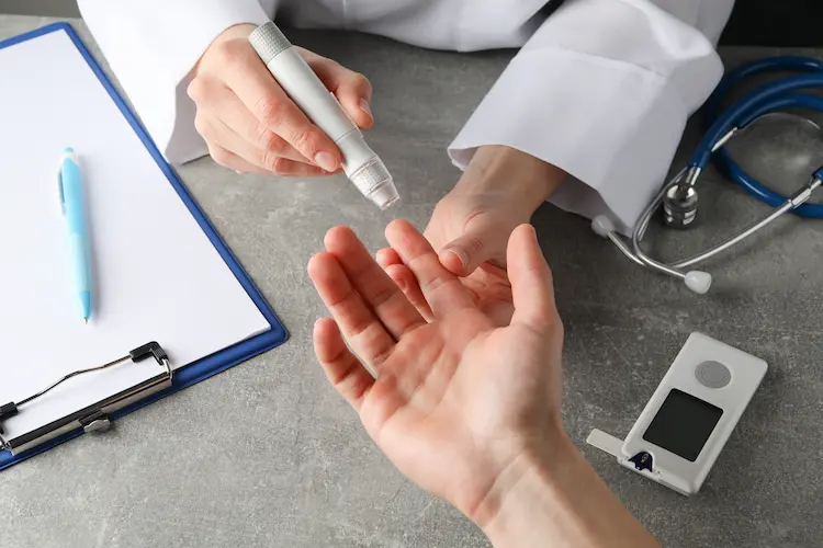 arzt untersucht patient auf insulineristenz bei prädiabetes mit blutzuckermessgerät