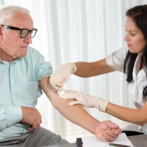 ein natriummangel im blut kann zu demenz bei älteren männern führen