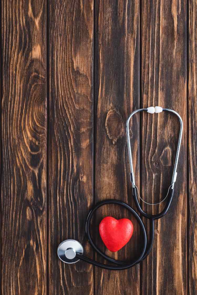 ein stethoskop und rotes herz als konzept für gute kardiovaskuläre gesundheit