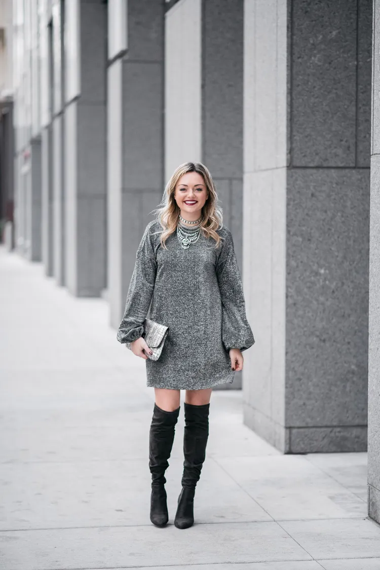 elegantes Herbst Outfit Ideen Minikleid mit Overknee-Stiefeln kombinieren