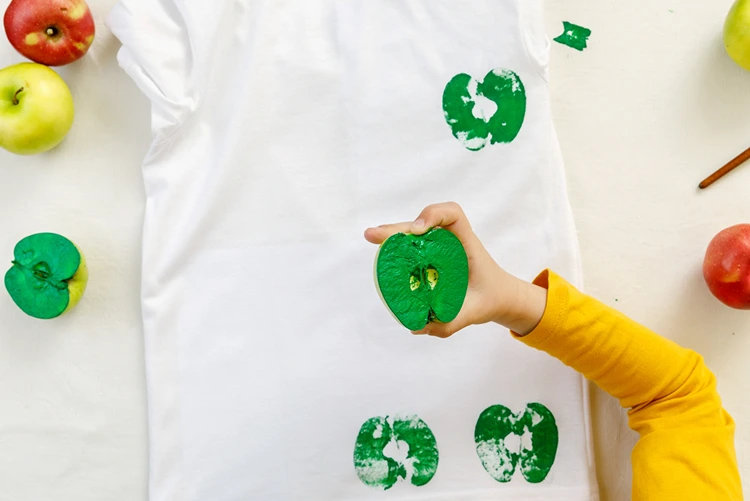 Erntedank im Kindergarten feiern und T-Shirts mit Äpfeln und Farbe bedrucken
