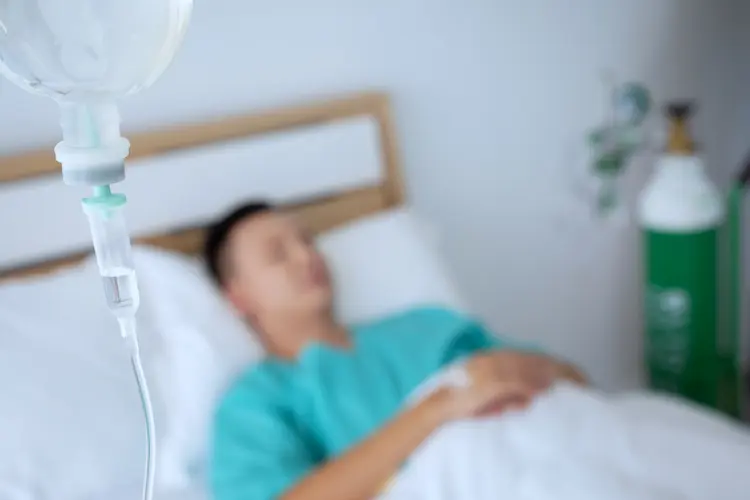 hypertone kochsalzlösung in infusionsflasche bei patient mit sars cov 2 im krankenbett