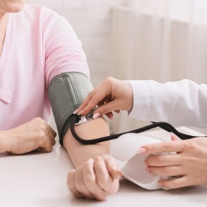 kardiologin untersucht blutdruck bei frauen mittleren alters
