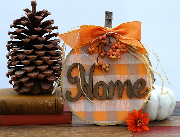 Karomuster auf Baumscheibe malen und Kürbis basteln