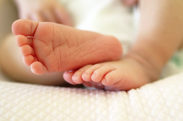 kleine füße vom neugeborenen nach einem frühgeburt