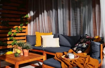 lounge ecke auf terrasse herbslich dekorieren