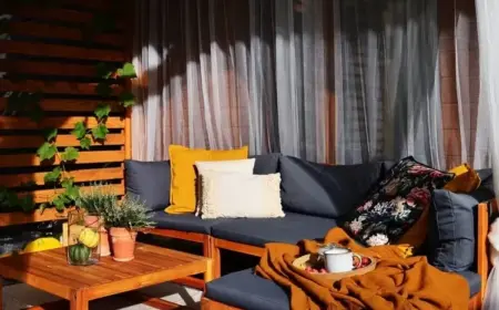 lounge ecke auf terrasse herbslich dekorieren