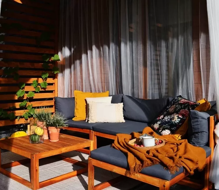 lounge ecke auf terrasse herbslich dekorieren
