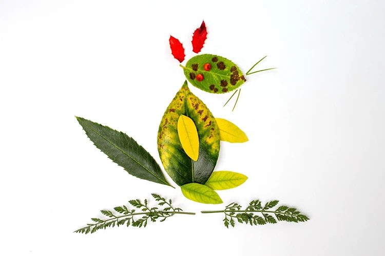 Maus aus grünen Blättern, Gräsern und roten Akzenten