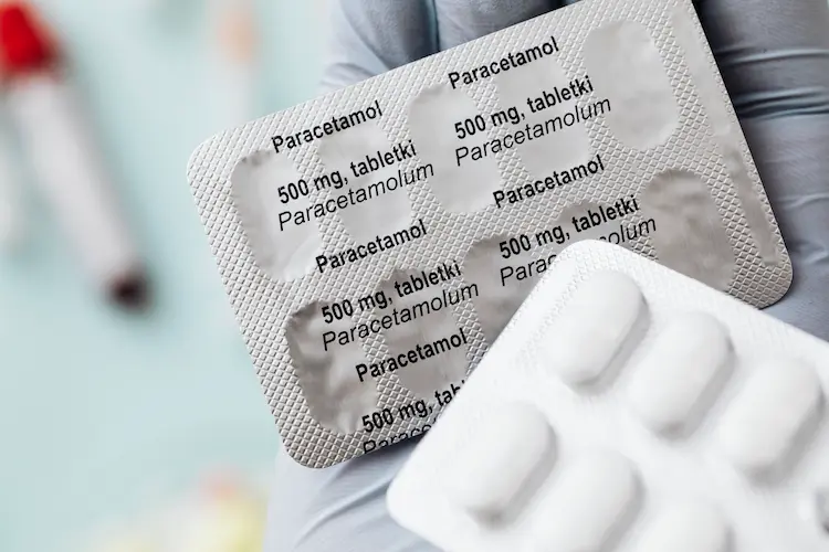 medikament mit wirkstoff acetaminophen als tabletten in einer verpackung
