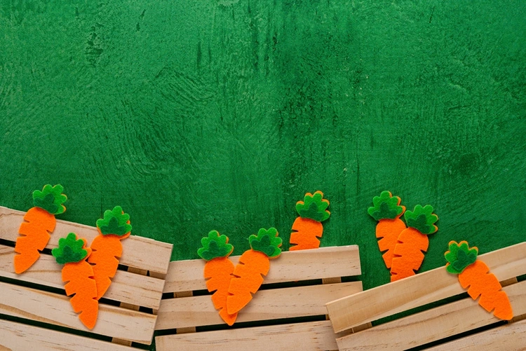 Möhren aus Filz ausschneiden und Möhrchengrün aufkleben