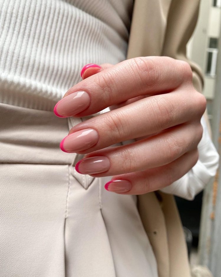 ovale French Nails mit rosa Spitzen