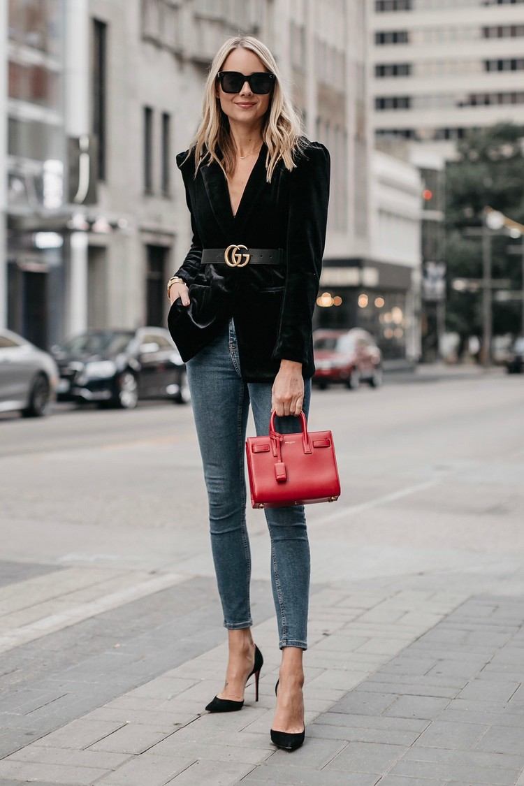 schwarze Jeans und Blazer kombinieren Herbst Modetrends 2021