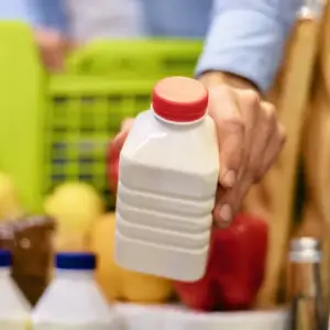 sich für milchprodukte im supermarkt entscheiden und einkaufen