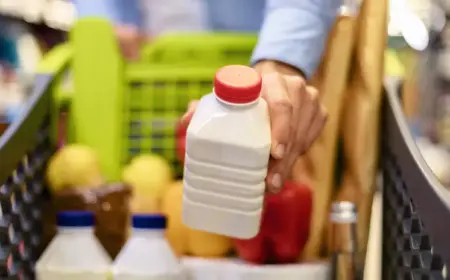 sich für milchprodukte im supermarkt entscheiden und einkaufen