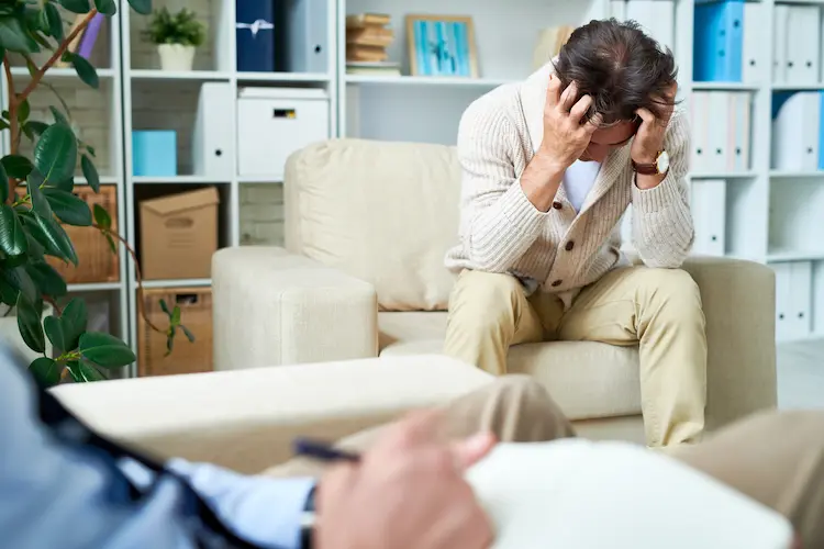 verzweifelter mann beim psychologen erlebt eine depressive störung