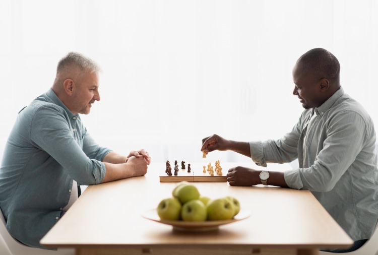 zwei männer bei einem schachspiel während der pandemie