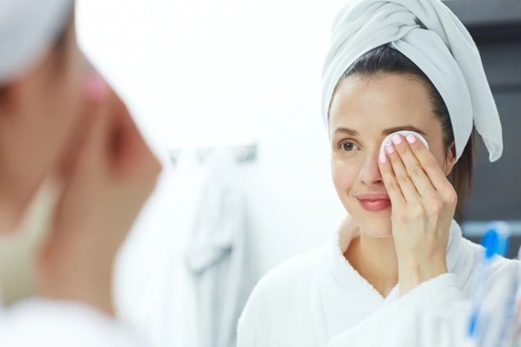 Augen-Make-up mit Mizellenwasser entfernen