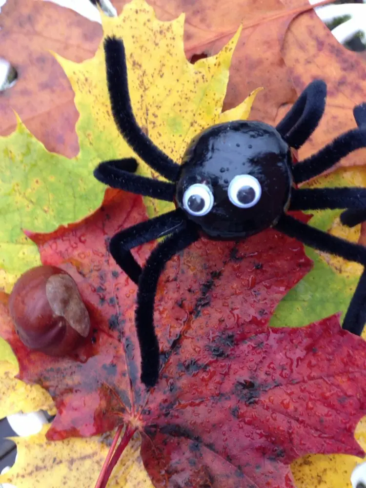 Basteln mit Kastanien für Kleinkinder mit Pfeifenreinigern - Schwarze Spinne für Halloween