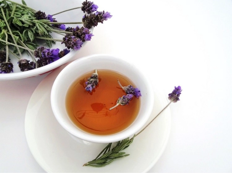 Bei Sinusitis Kopfschmerzen helfen auch Heilpflanzen Tee und Öle