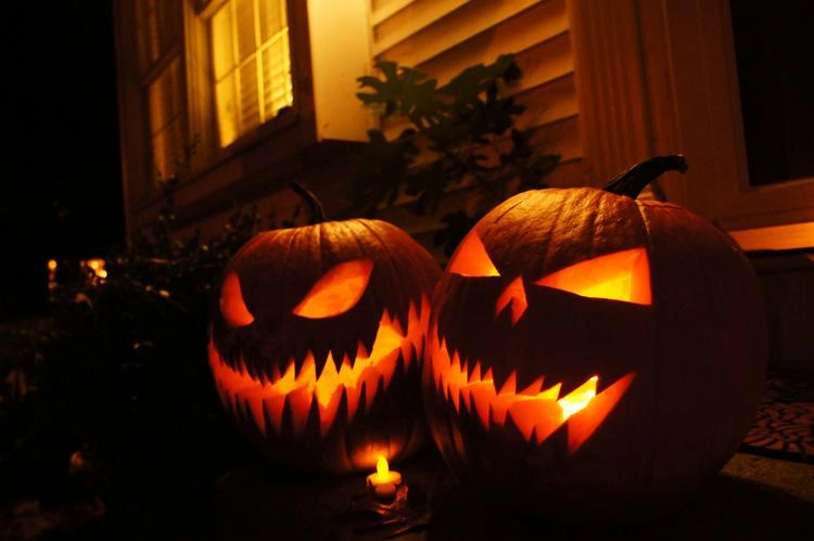 Beleuchtete Kürbisfratzen als klassische Halloweendeko für draußen