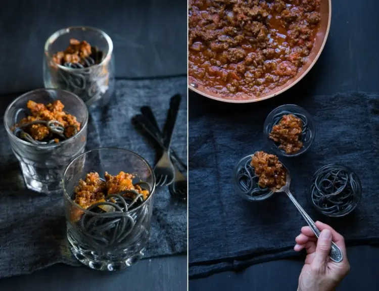 Bolognese im Glas servieren mit schwarzen Nudeln