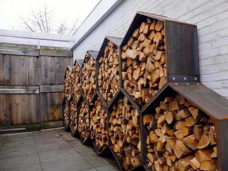 Brennholz Aufbewahrung draußen Gartenregale mit Hexagon Unterteilungen