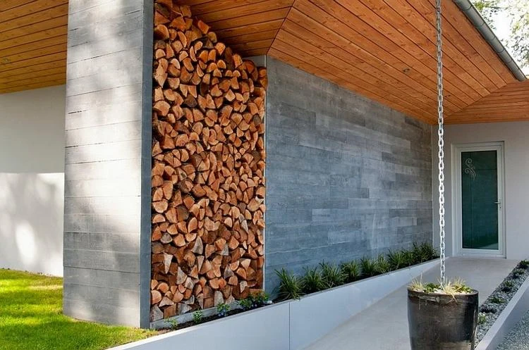 Brennholz dekorativ stapeln Hauseingang