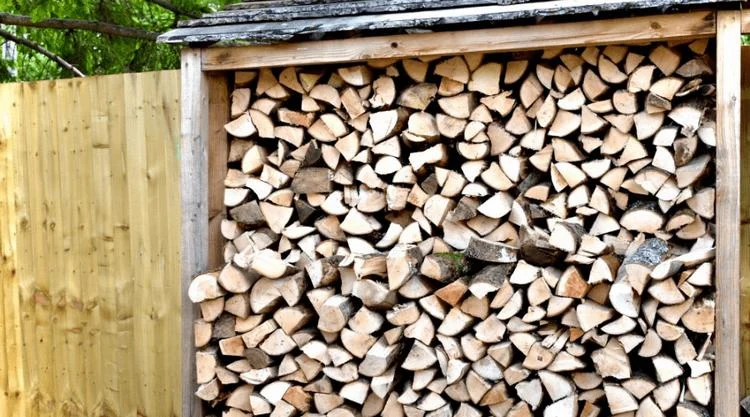 Brennholz stapeln Kaminholzregal mit Überdachung