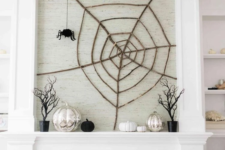 DIY Halloween Deko 2021 Kaminsims Spinnennetz aus Zweigen