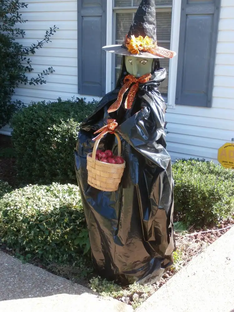 DIY Hexe aus Müllsack Tomaten-Rankhilfe und Waschmittelflasche