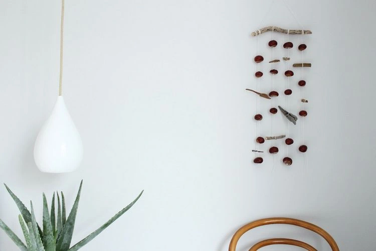 DIY Mobile Wanddeko aus Kastanien für die Herbstdeko