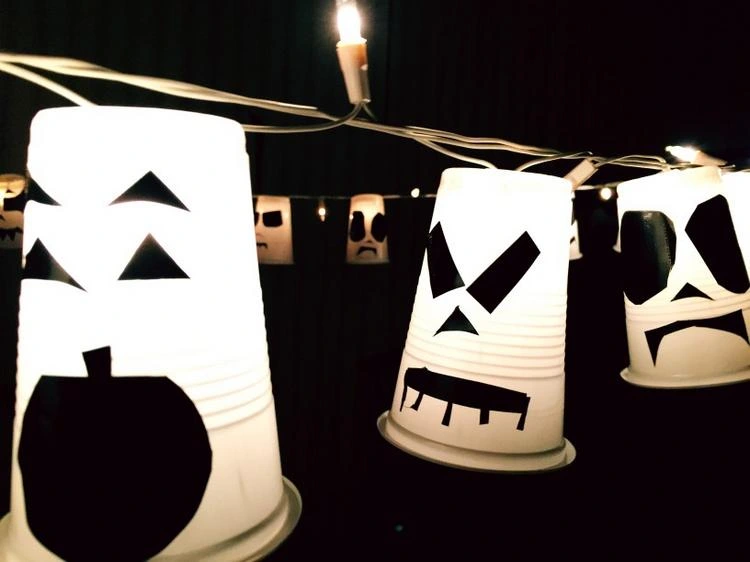 DIY günstige Deko für draußen zu Halloween mit Lichterkette