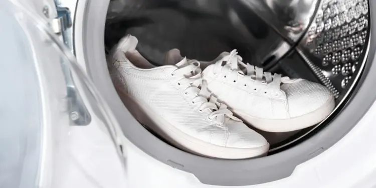 Die weißen Schuhe in der Waschmaschine waschen mit dem richtigen Waschgang