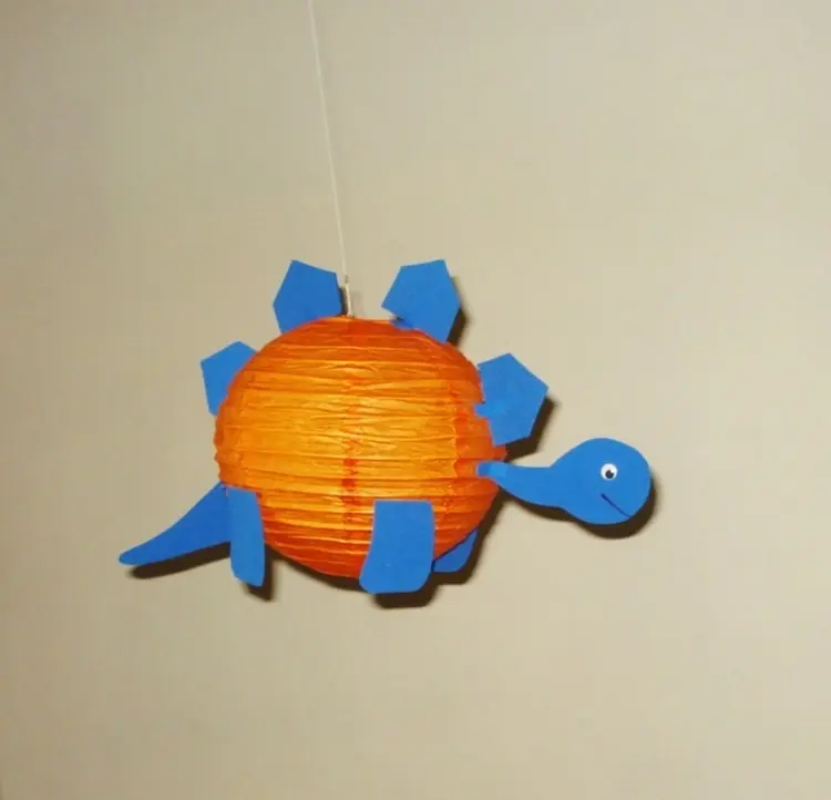 Dino Laterne basteln mit Papierlampion - Stegosaurus in Blau und Orange