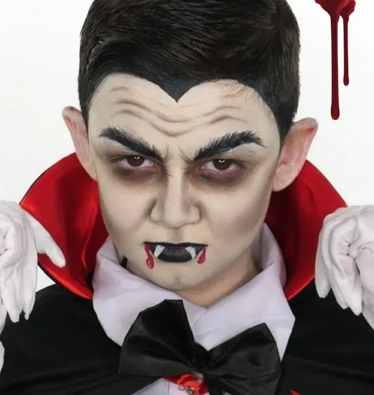 Dracula mit Stirnfalten, schwarzen Lippen und Zähnen auf der Unterlippe